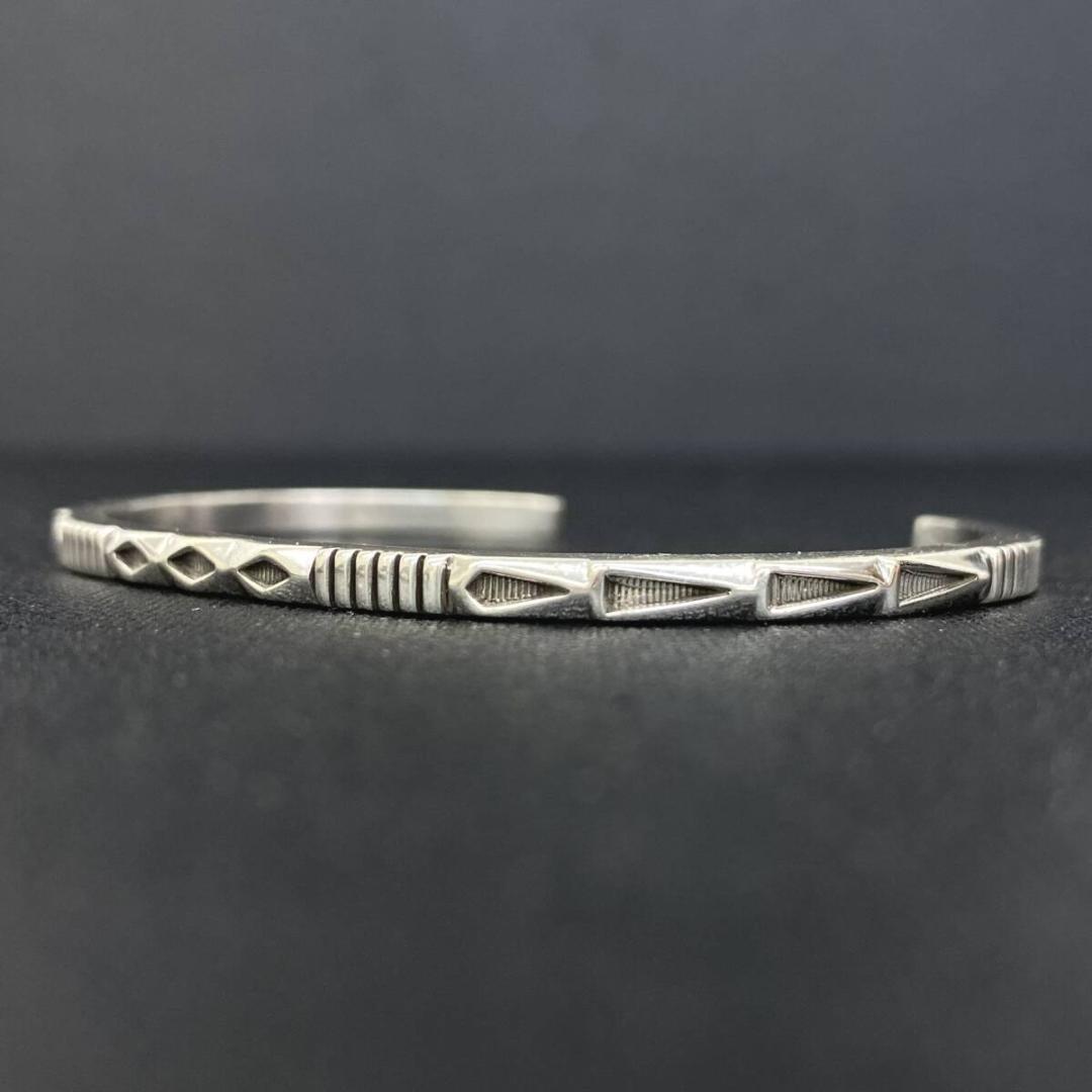 NAVAJO Jennifer Curtis シルバー スタンプワーク バングル