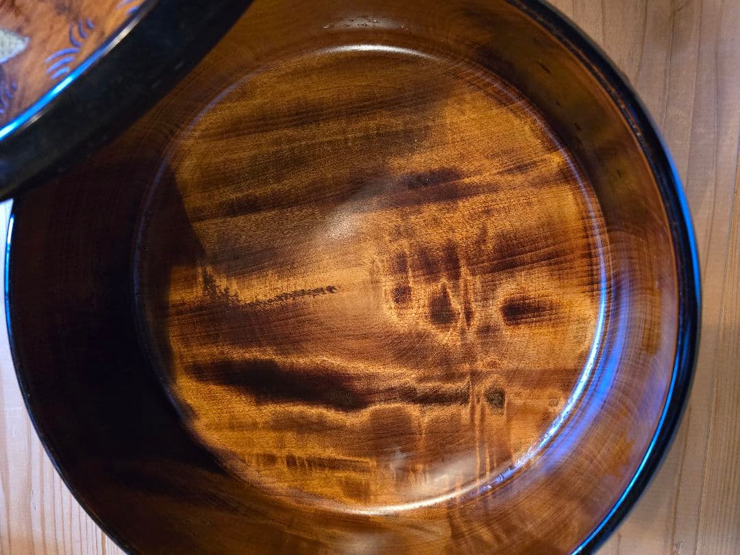 漆器 湯のみ入れ 鶴と太陽の彫刻