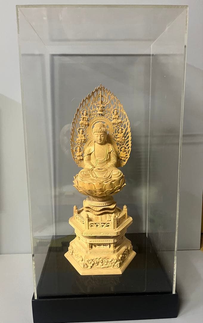 柘植　木彫　座釈迦　六角台座付　唐草光背　金泥書　アクリルケース付　27