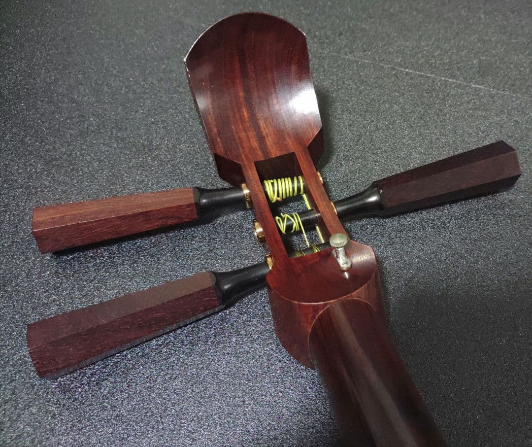 津軽三味線　太棹　東さわり　ハードケース　鍵付き【皮破れ】