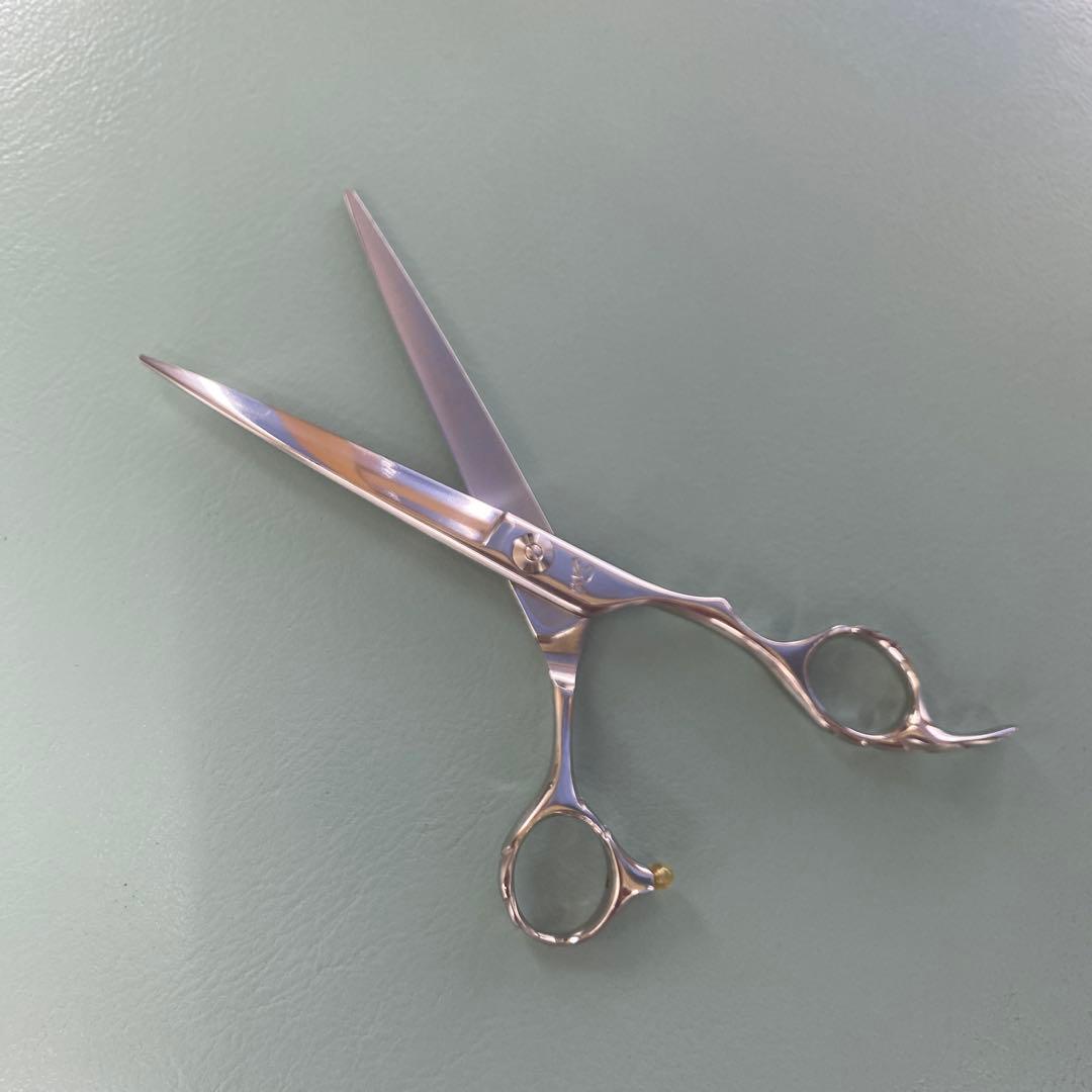 長さを感じさせない軽快さ一日中、疲れを忘れるオフセット設計 6,5インチシザー