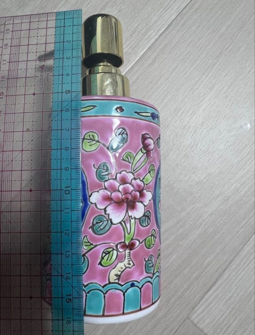 プラナカン食器のソープディスペンサー