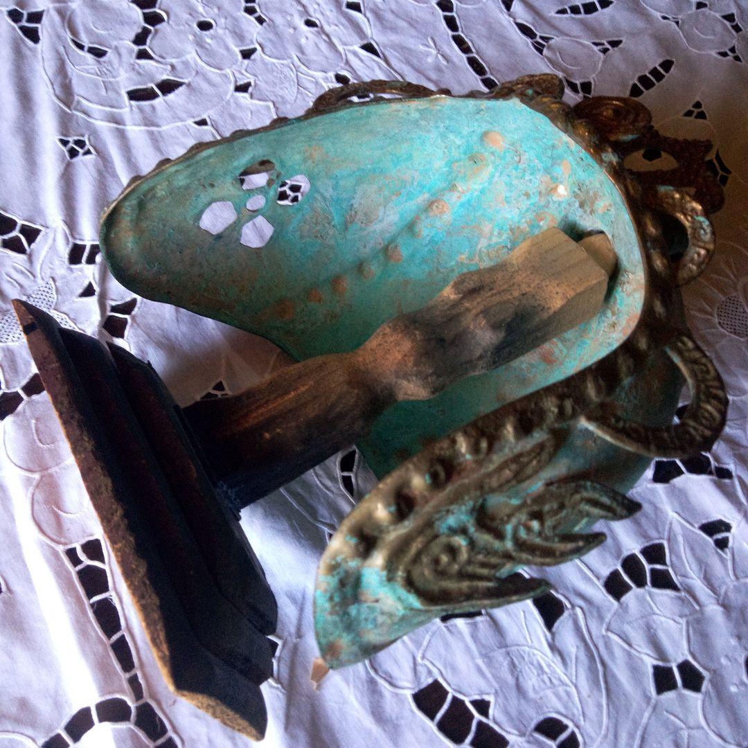 骨董品装飾的な青銅色兜