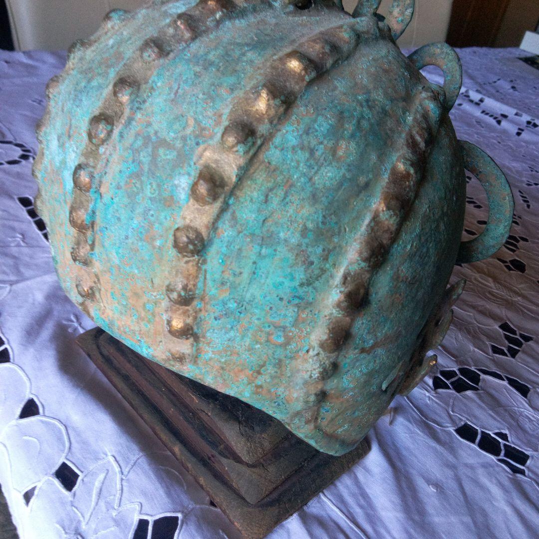 骨董品装飾的な青銅色兜