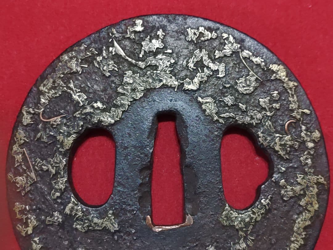 円形鍔　吹き寄せ象嵌　唐草模様　真鍮・銅象嵌　責金入　武具　ツバ　可愛い鍔　鉄製