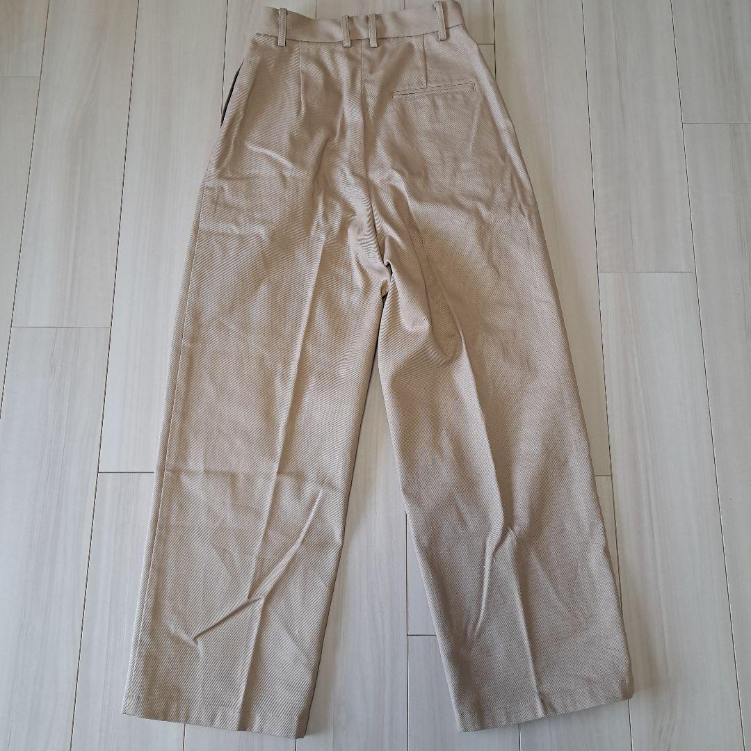ウィムガゼット　ベージュタック入りチノパン