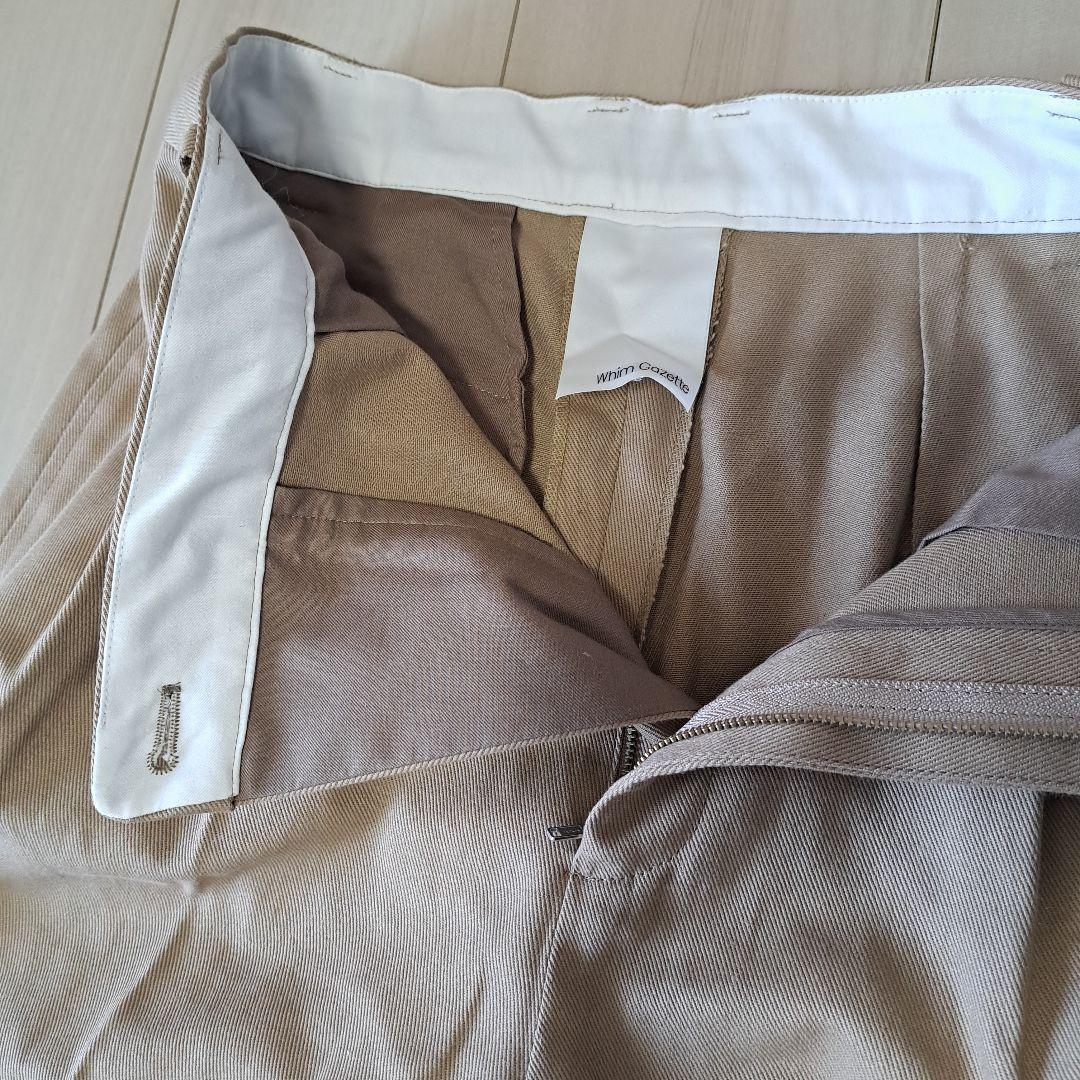 ウィムガゼット　ベージュタック入りチノパン