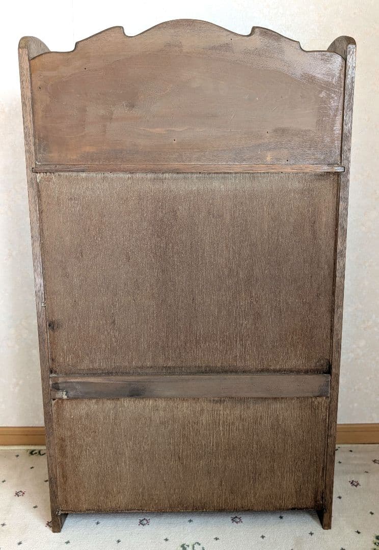 ハンドメイド　木製彫刻入り二段本棚