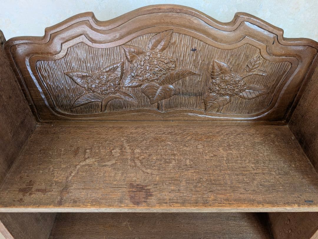 ハンドメイド　木製彫刻入り二段本棚