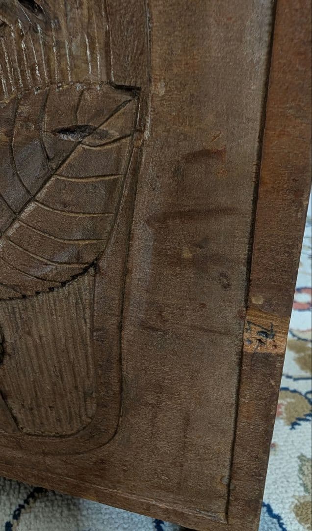 ハンドメイド　木製彫刻入り二段本棚