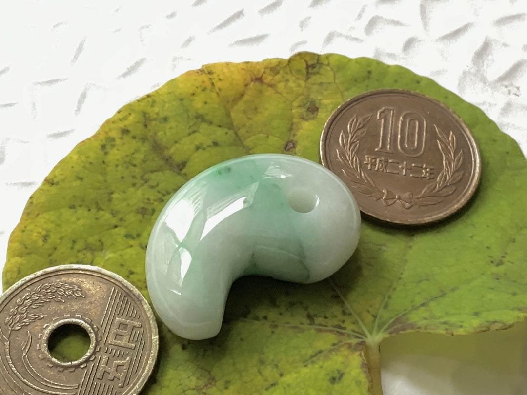 ✳激安卸し値段　糸魚川翡翠勾玉　業者様も買って損無しです‼️本物ジェダイト鑑別書付