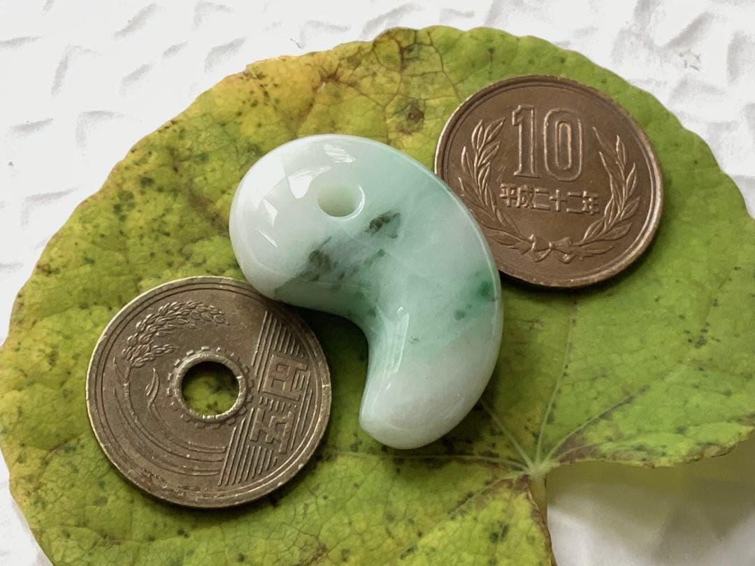 ✳激安卸し値段　糸魚川翡翠勾玉　業者様も買って損無しです‼️本物ジェダイト鑑別書付