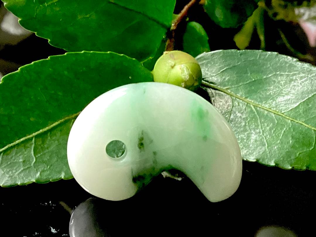 ✳激安卸し値段　糸魚川翡翠勾玉　業者様も買って損無しです‼️本物ジェダイト鑑別書付