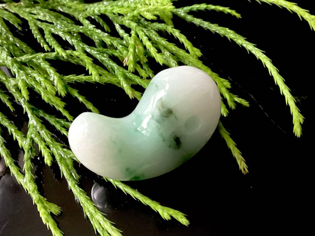 ✳激安卸し値段　糸魚川翡翠勾玉　業者様も買って損無しです‼️本物ジェダイト鑑別書付