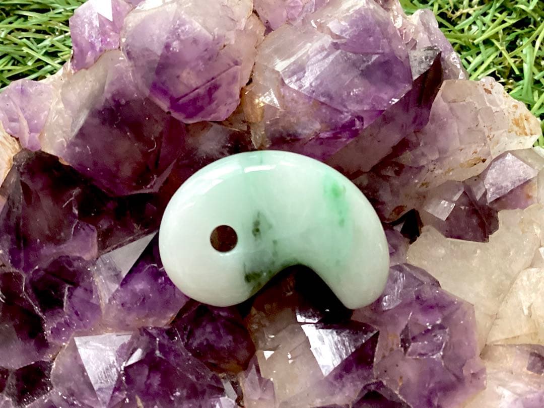 ✳激安卸し値段　糸魚川翡翠勾玉　業者様も買って損無しです‼️本物ジェダイト鑑別書付