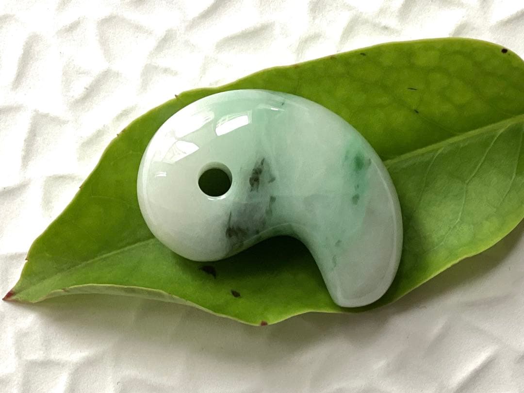 ✳激安卸し値段　糸魚川翡翠勾玉　業者様も買って損無しです‼️本物ジェダイト鑑別書付