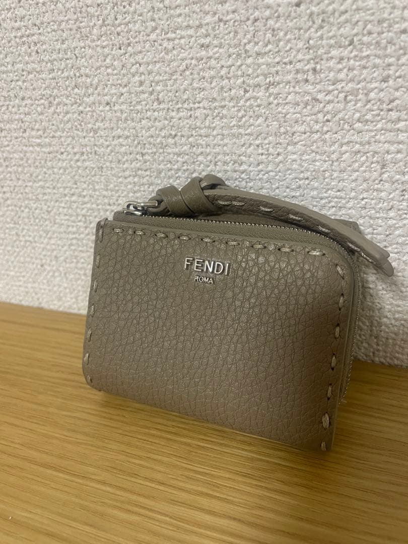 FENDI フェンディ ピーカブーマイクロ三つ折り財布セレリアグレー