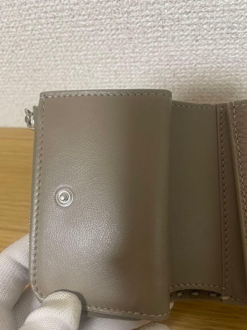FENDI フェンディ ピーカブーマイクロ三つ折り財布セレリアグレー