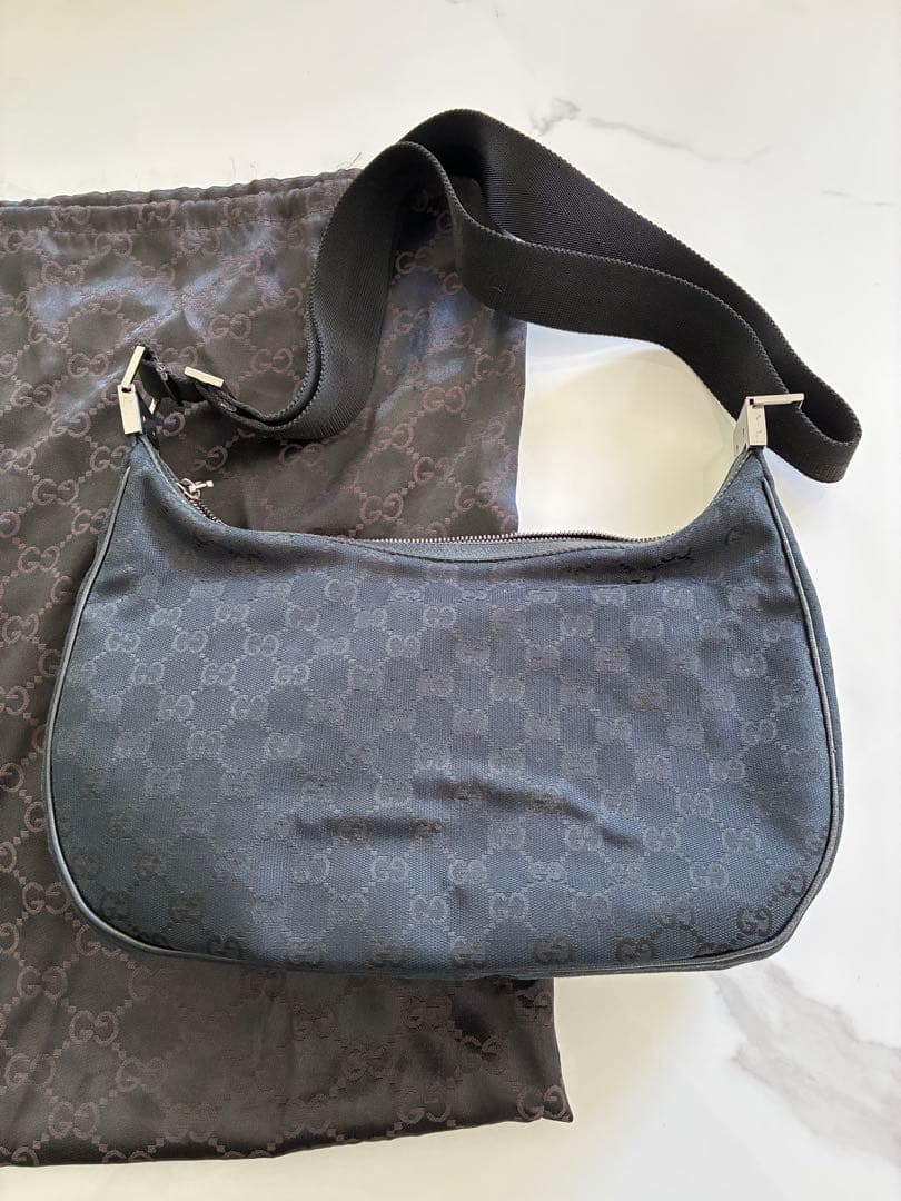 グッチ ハーフムーン ショルダーバッグ ロゴプレート GGキャンバス 黒