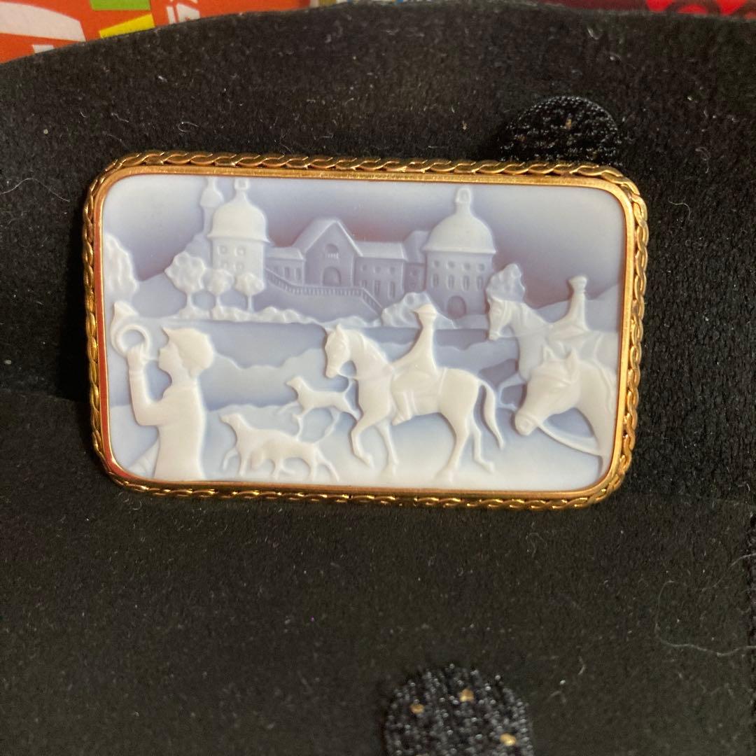 クラシックな浮彫ブローチ