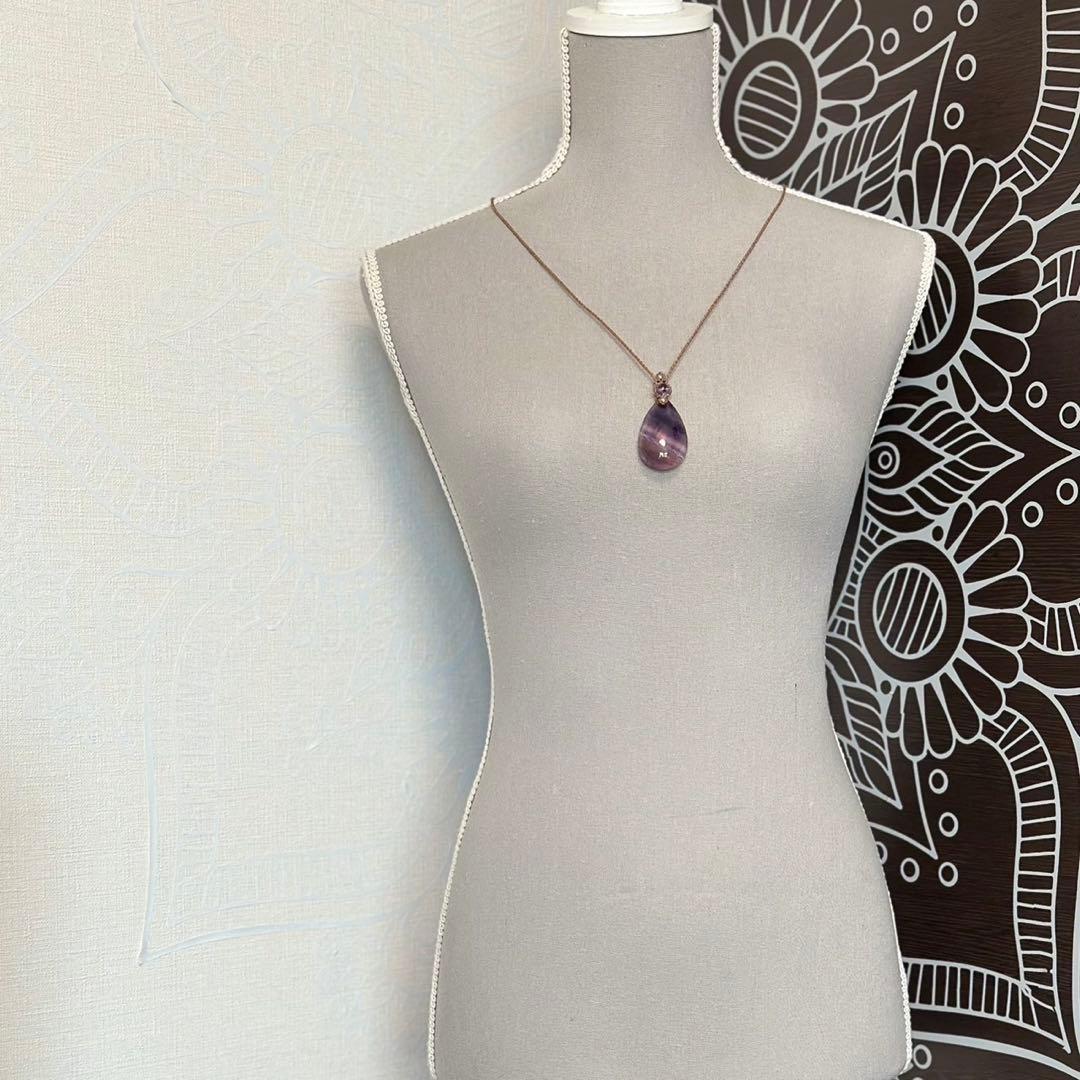 『天秘糸』大きなパープルフローライトとファントムアメジストのマクラメネックレス