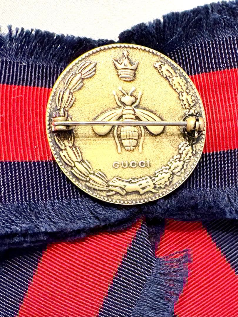 グッチ☆リボンブローチ　シェリーリボン✖️ラインストーン　蜂　ロゴ　リボンタイ
