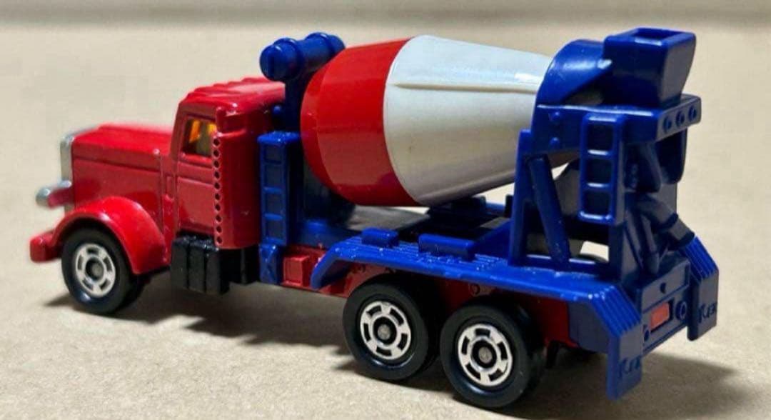 トミカ アメリカン ミキサー車