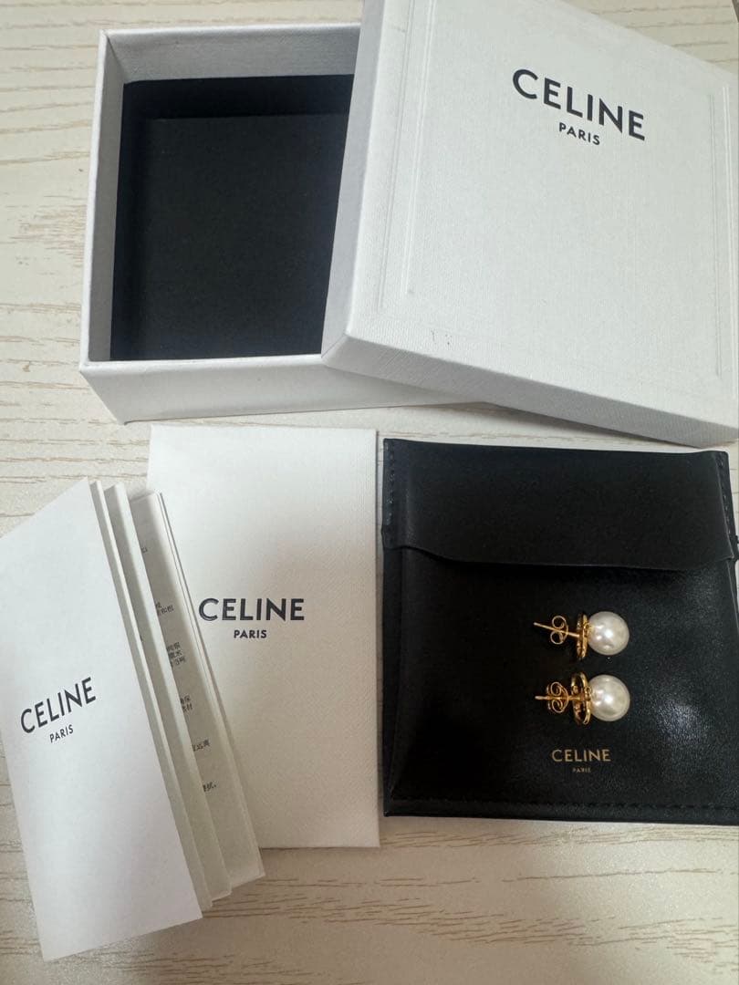 CELINE トリオンフ　パールピアス