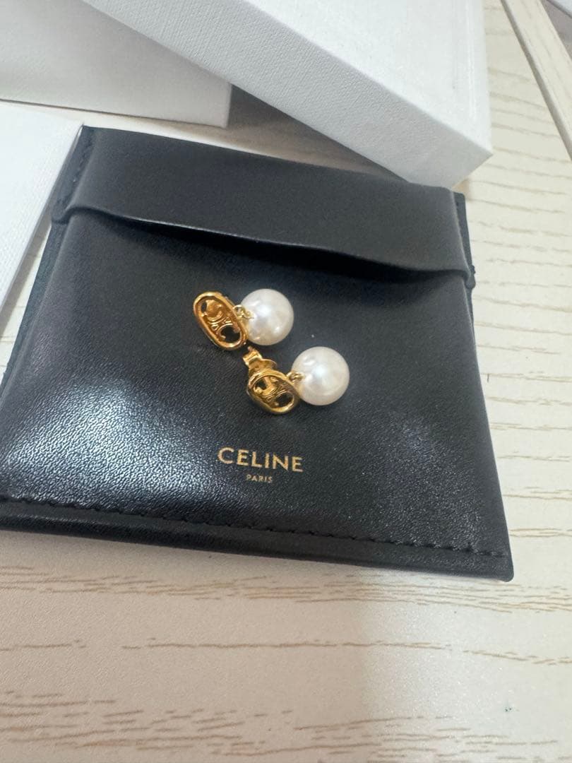 CELINE トリオンフ　パールピアス