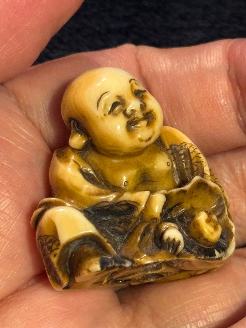 古根付『布袋と唐子』銘・天山 細密彫刻 縁起物 提物