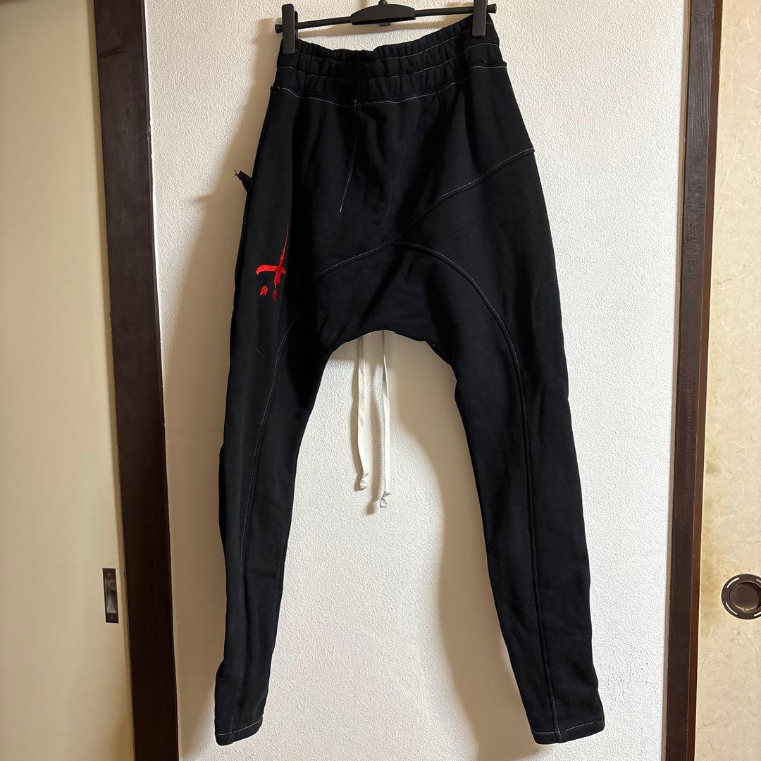 黒いサルエルパンツ 赤いロゴプリント