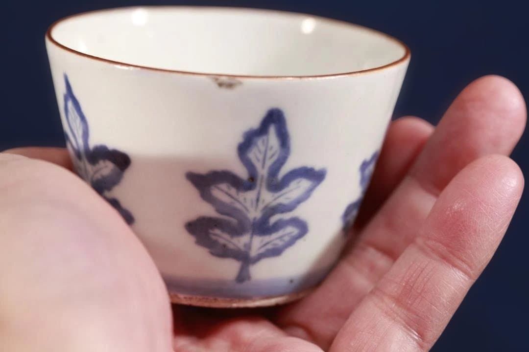 575 藍柿右衛門手染付柏文様蕎麦猪口　江戸前期