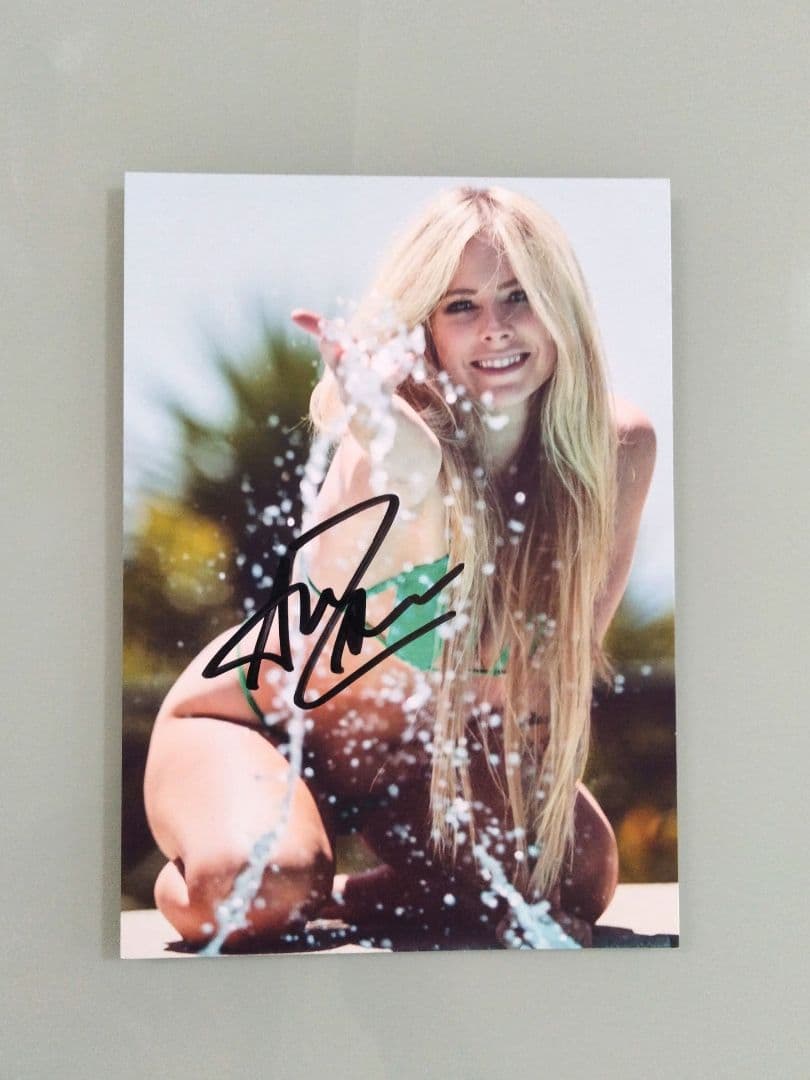 セール中…アヴリル・ラヴィーン直筆サイン入り2Lサイズ写真‥