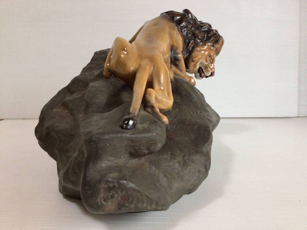 X218 ロイヤルドルトン 岩の上のライオン インテリア 希少