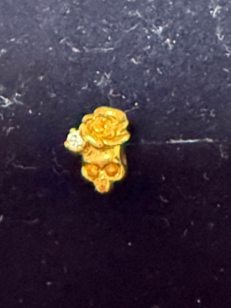 スカルシリーズのナンシーピアスk18ではこの1点のみだと思います。