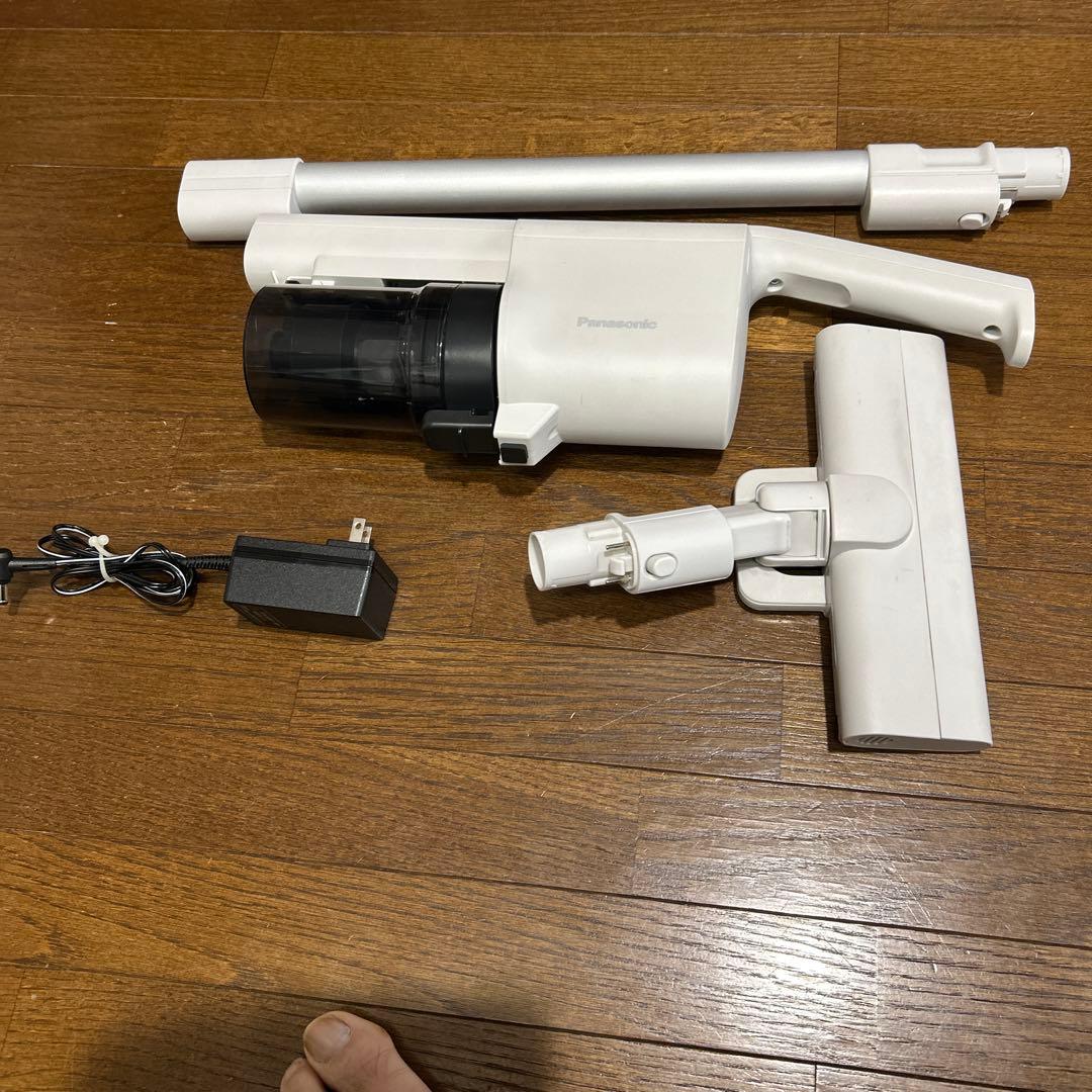 美品パナソニック コードレス掃除機 軽量 MC-SB33J-W