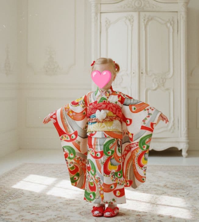 アンティーククリーム色にカラフル模様の着物単品☆2歳から3歳