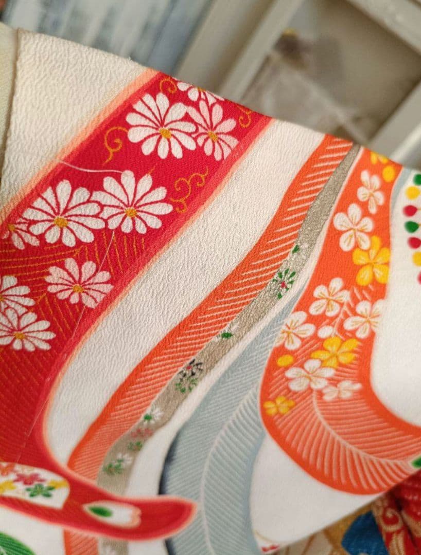 アンティーククリーム色にカラフル模様の着物単品☆2歳から3歳