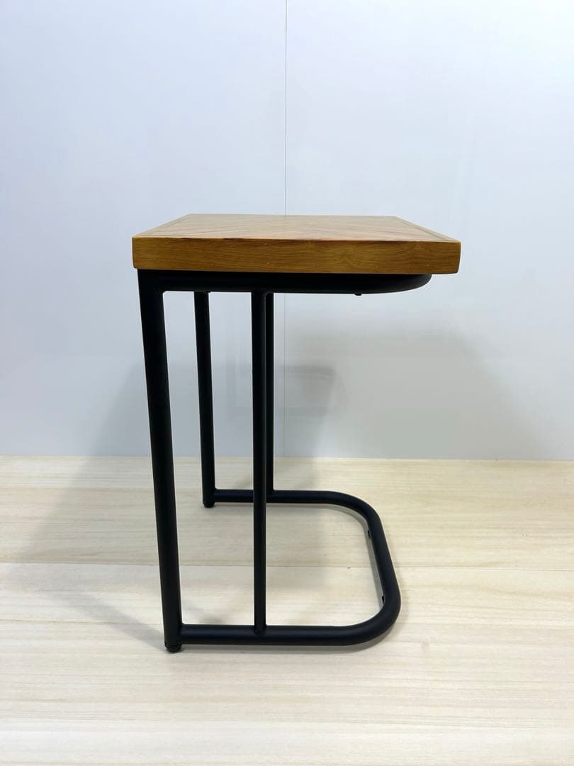 サン ダーティ ヘリンボーン サイドテーブル コの字　ナイトテーブル　スチール