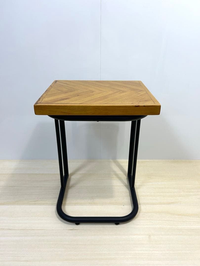 サン ダーティ ヘリンボーン サイドテーブル コの字　ナイトテーブル　スチール