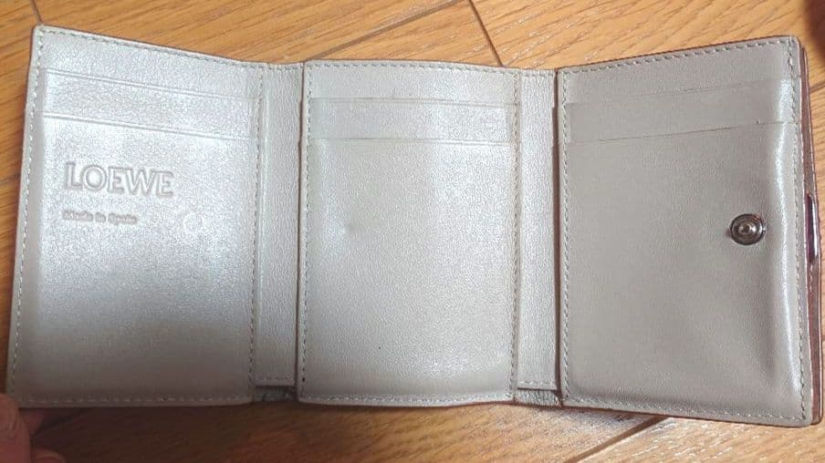 LOEWE ロエベ 三つ折り財布 【ボタン緩みあり】