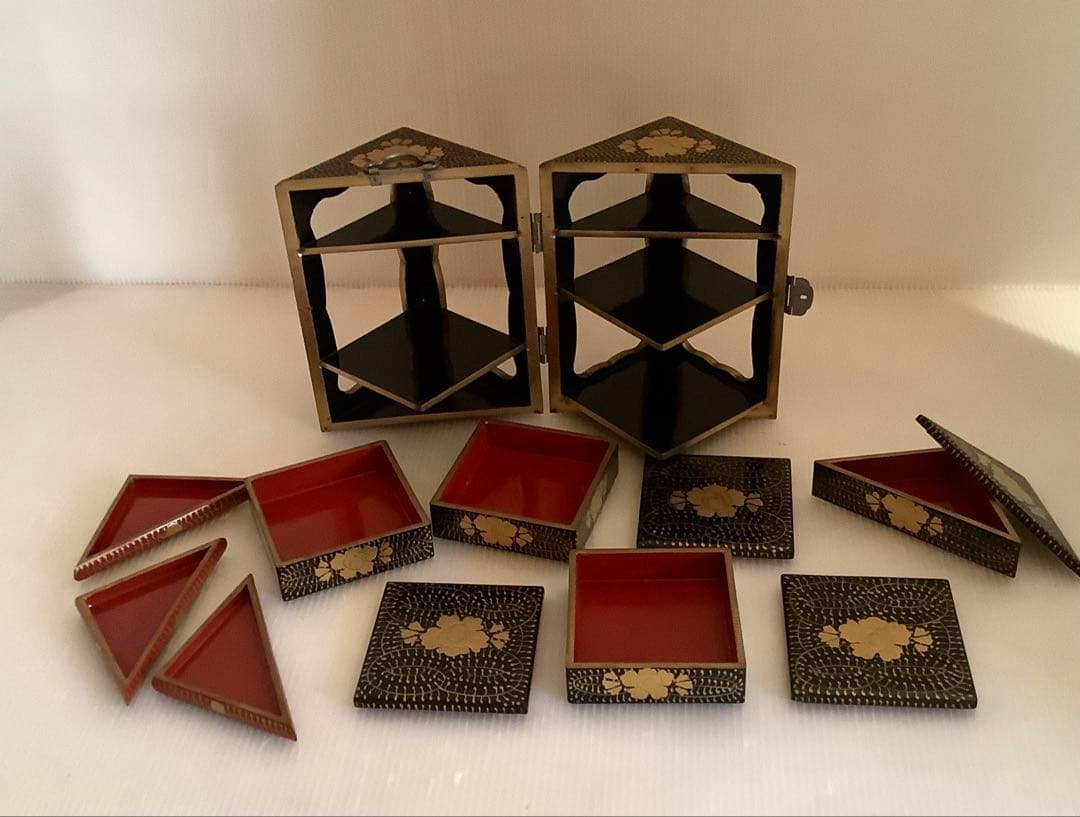 戦前の雛道具♪蒔絵三ツ葉盛上紋様手付き細工棚入御重箱♪金具にくすみ♪アンティーク