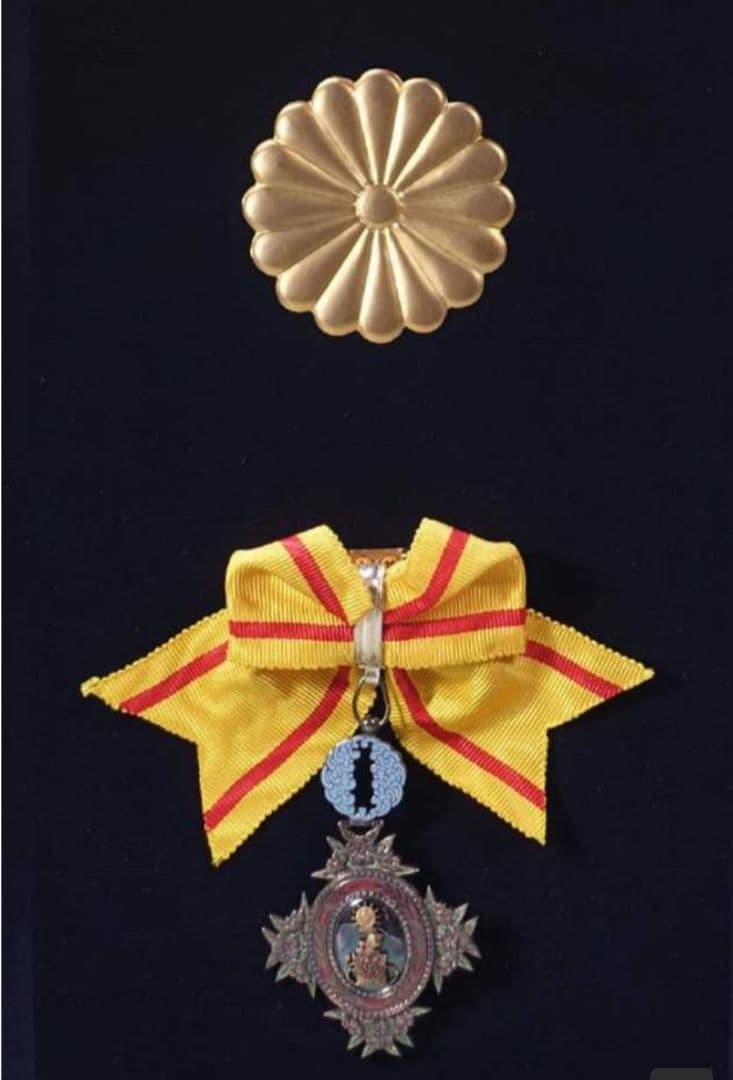 【激レア 美品！】勲六等宝冠章 宝冠波光章 額装 箱 略綬付 完品 本物保証