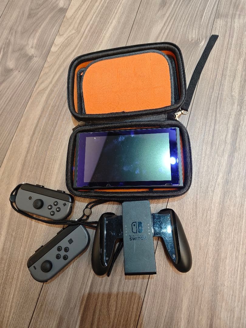 Nintendo Switch （2017年）本体、Joy-Con 、ケース