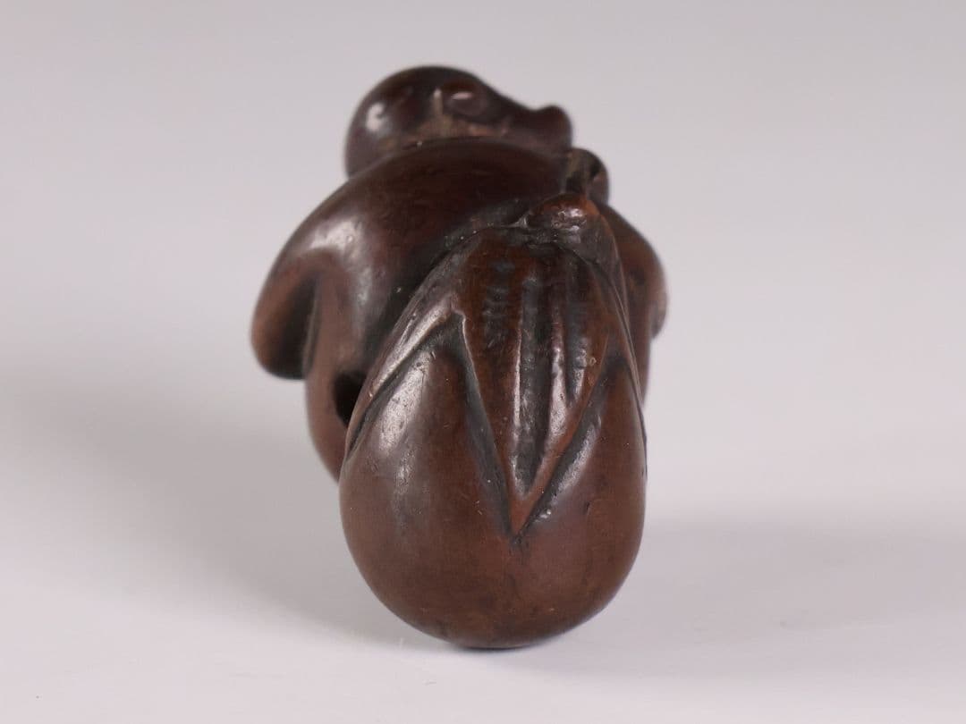 時代 堤物 猿と茄子 木彫 根付 木製【MB176】