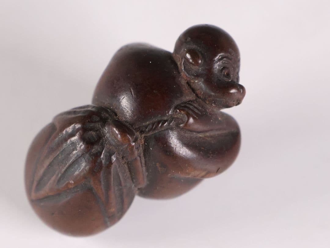 時代 堤物 猿と茄子 木彫 根付 木製【MB176】