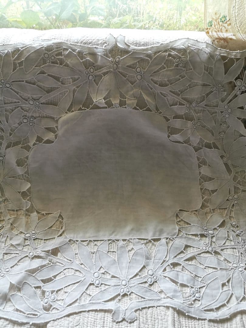 アンティークイタリア 宿り木 オープンカットワーク刺繍 美しい手織りリネンクロス