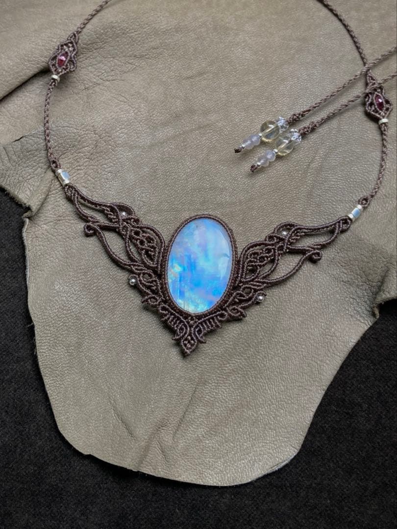 レインボームーンストーン　マクラメネックレス