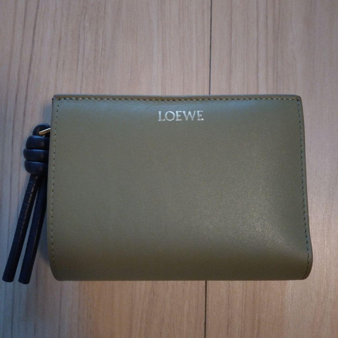 LOEWE ノット コンパクト ウォレット（シャイニーナパカーフ） 二つ折り財布