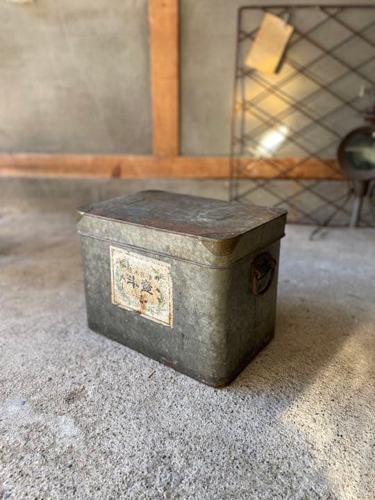 古道具  戦前 金具が珍しいブリキ缶